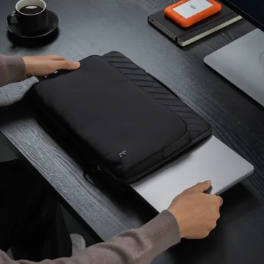 TÚI XÁCH CHỐNG SỐC TOMTOC (USA) VOYAGE-A24 LAPTOP/MACBOOK – A24