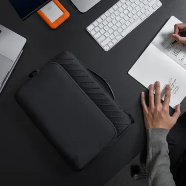 TÚI XÁCH CHỐNG SỐC TOMTOC (USA) VOYAGE-A24 LAPTOP/MACBOOK – A24
